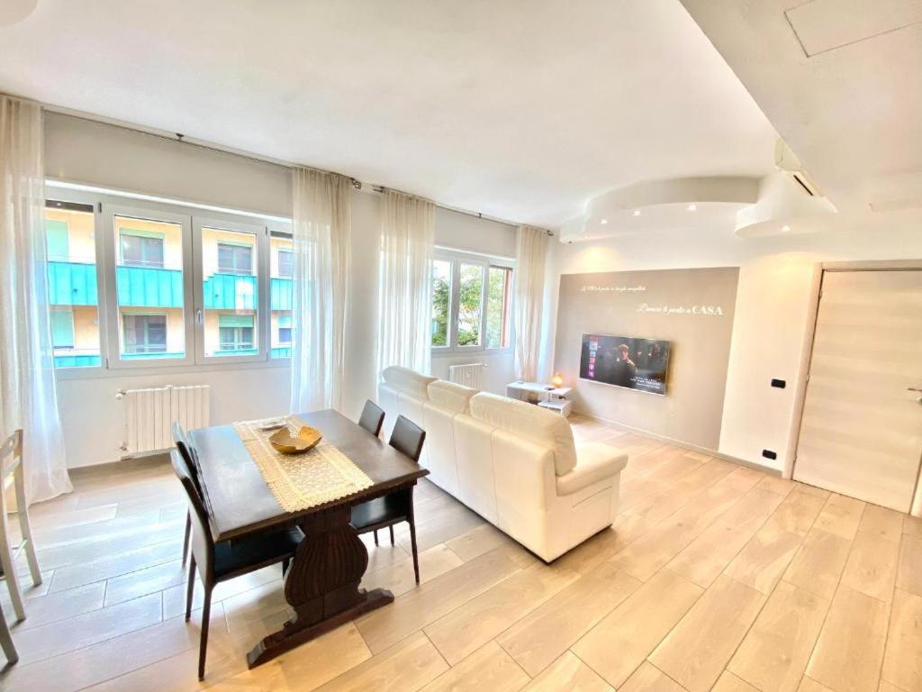 Apartment Bocconi Home, Moderna Ed Elegante, Spazioso E Luminoso, Con Due E Due Bagni Milan