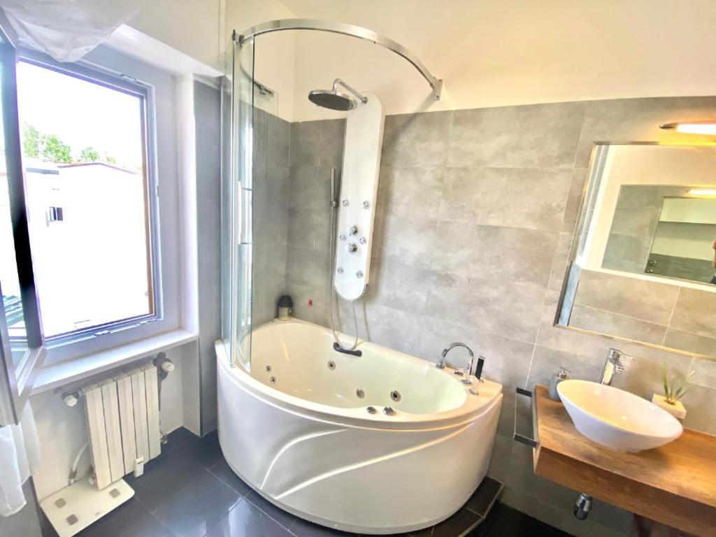 Bocconi Home, Moderna Ed Elegante, Spazioso E Luminoso, Con Due E Due Bagni
